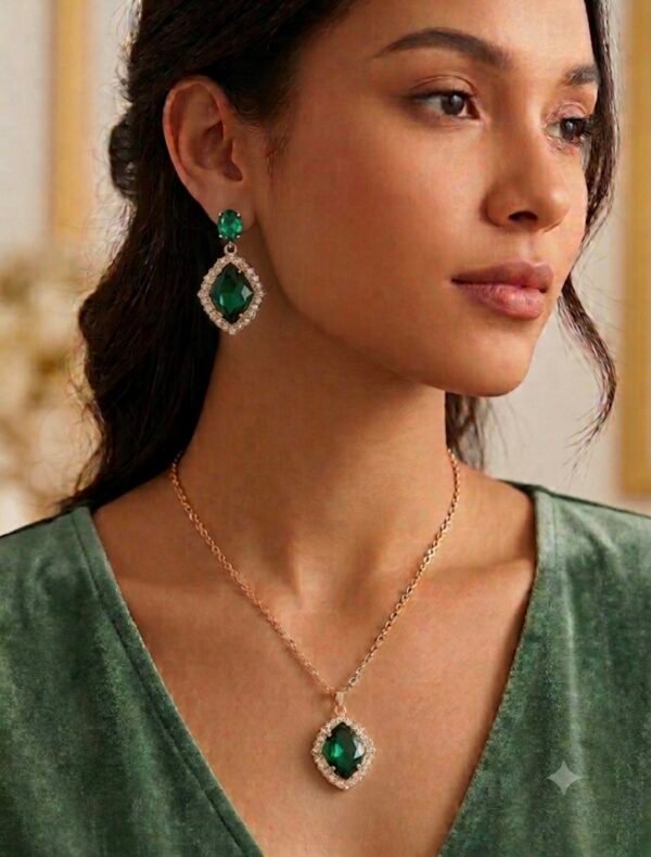 EMERALD GREEN GOLD TONE EARRING AND NECKLACE SET